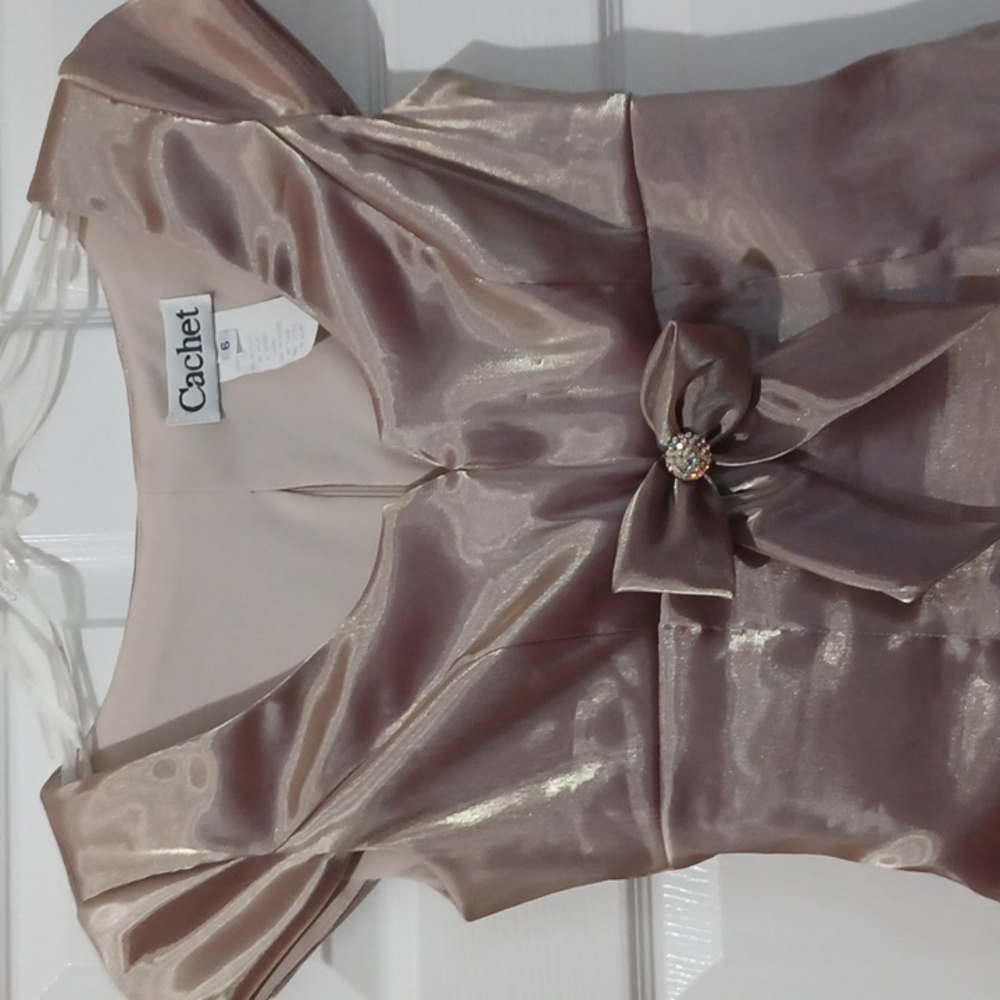 Cachet vintage Satin finish Shinny Blouse.  Attached bow in front. Size 6
